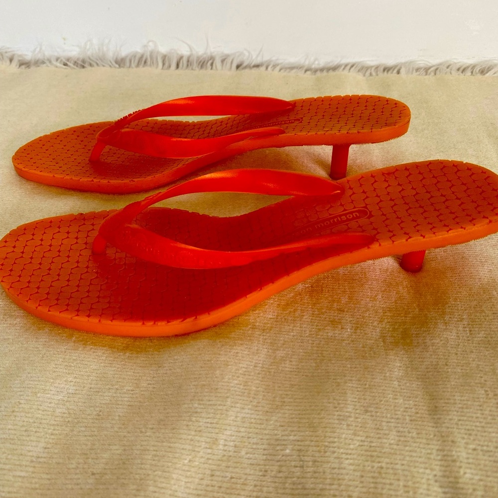 Sigerson Morrison new never worn ,made in Italy kitten heel rubber thongs